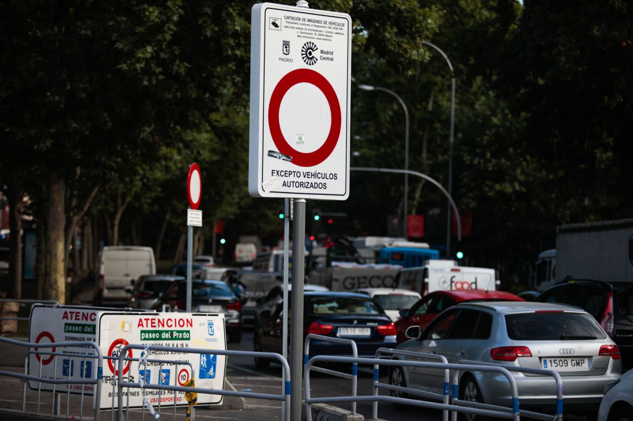 Tráfico intenso en el paseo del Prado el primer día de entrada en vigor de la cancelación de la moratoria de multas.
