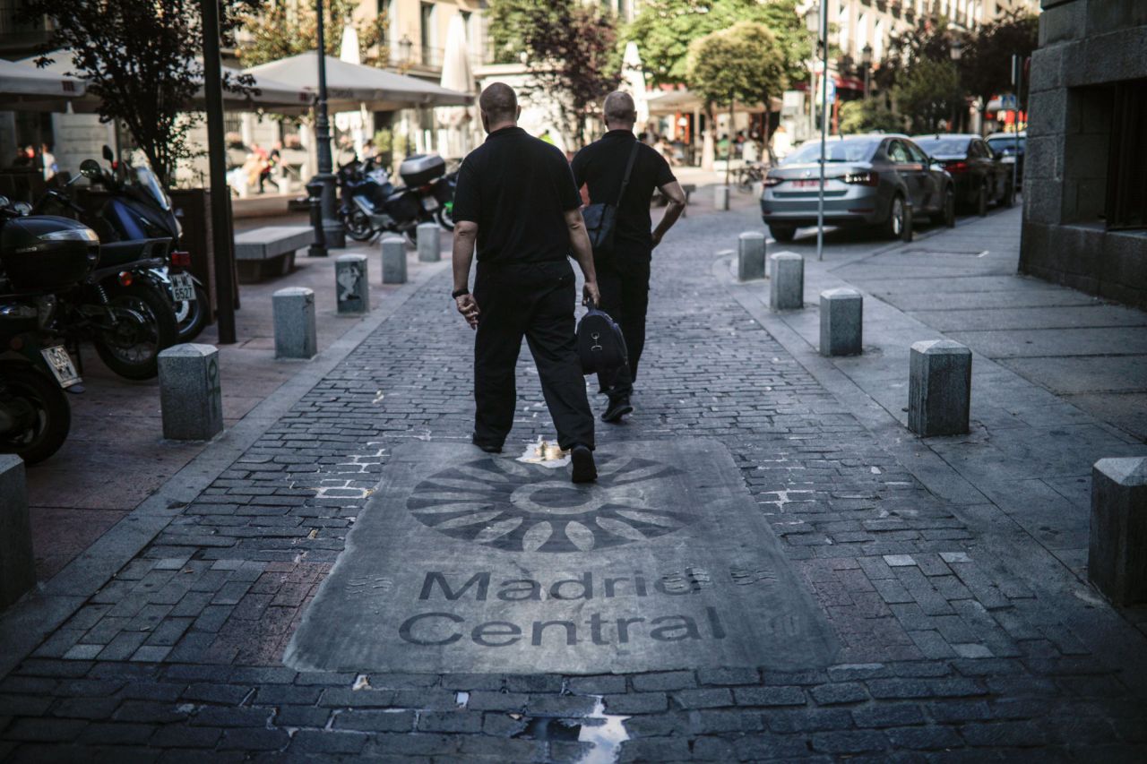 Señales pintadas en el suelo en la entrada de Madrid Central.
