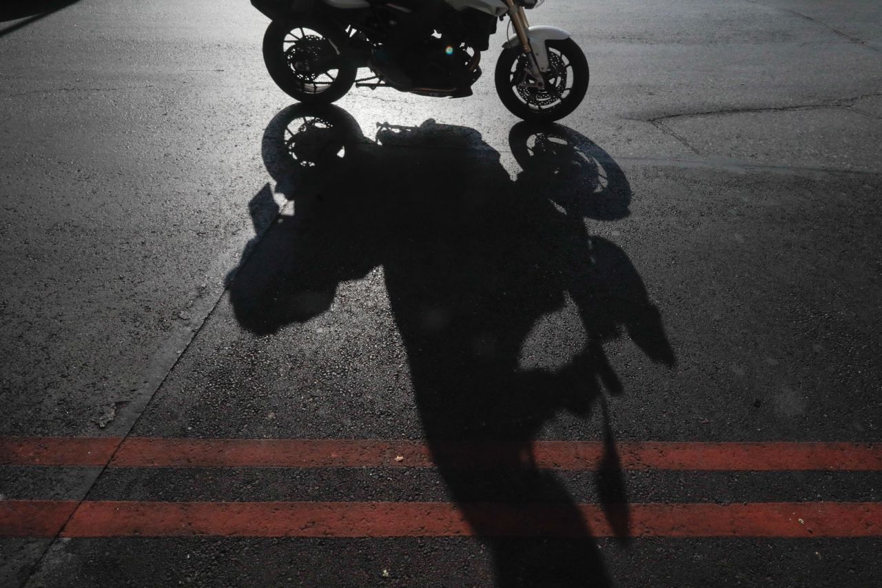Línea roja pintada en la calzada que delimita el área de Madrid Central.