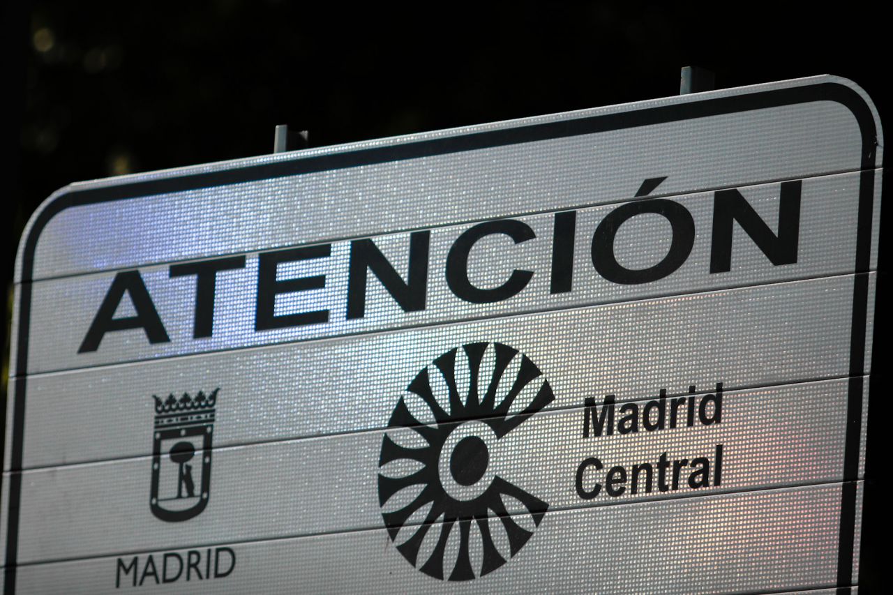 Cartel de advertencia de Madrid Central en el paseo del Prado con Cibeles.