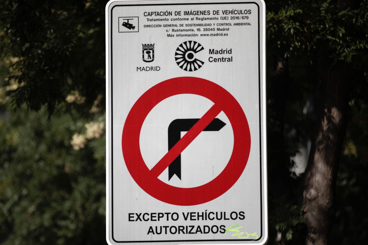 Cartel de prohibido girar a la derecha para los coches no autorizados a entrar en Madrid Central.