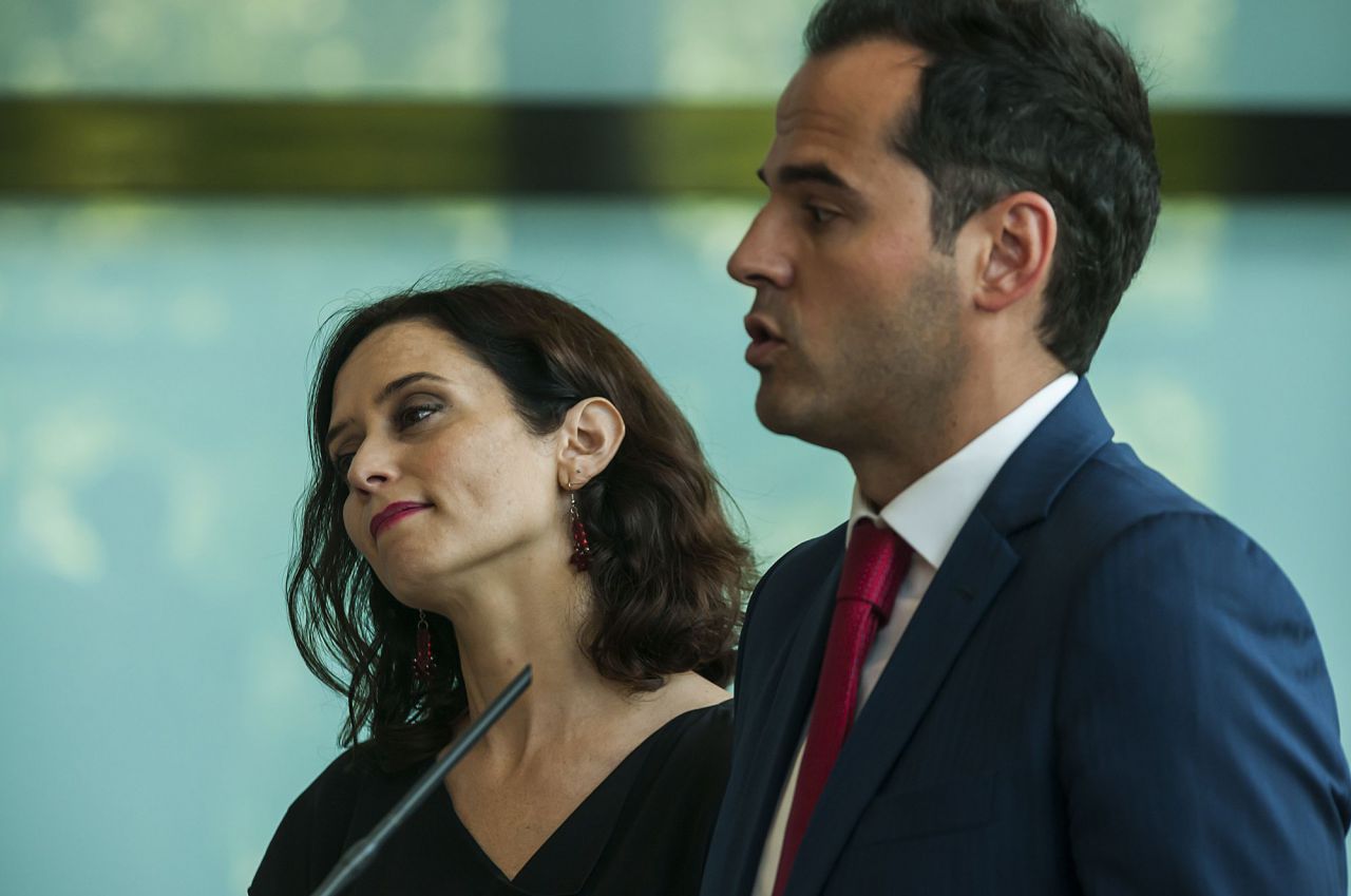 La candidata a presidir la Comunidad de Madrid, Isabel Díaz Ayuso, escucha atentamente a su socio de Ciudadanos, Ignacio Aguado, durante la rueda de prensa conjunta ofrecida para anunciar su pacto de Gobierno.