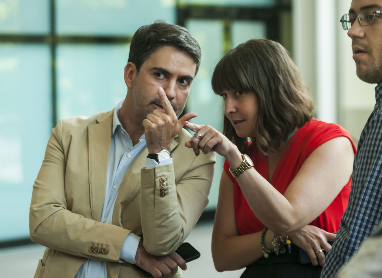 Los jefes de prensa de Ayuso y Aguado, respectivamente, organizan la rueda de prensa conjunta.