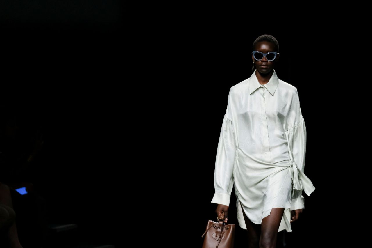 Guiños new wave en chaquetas very-over de sarga beige y crudo.