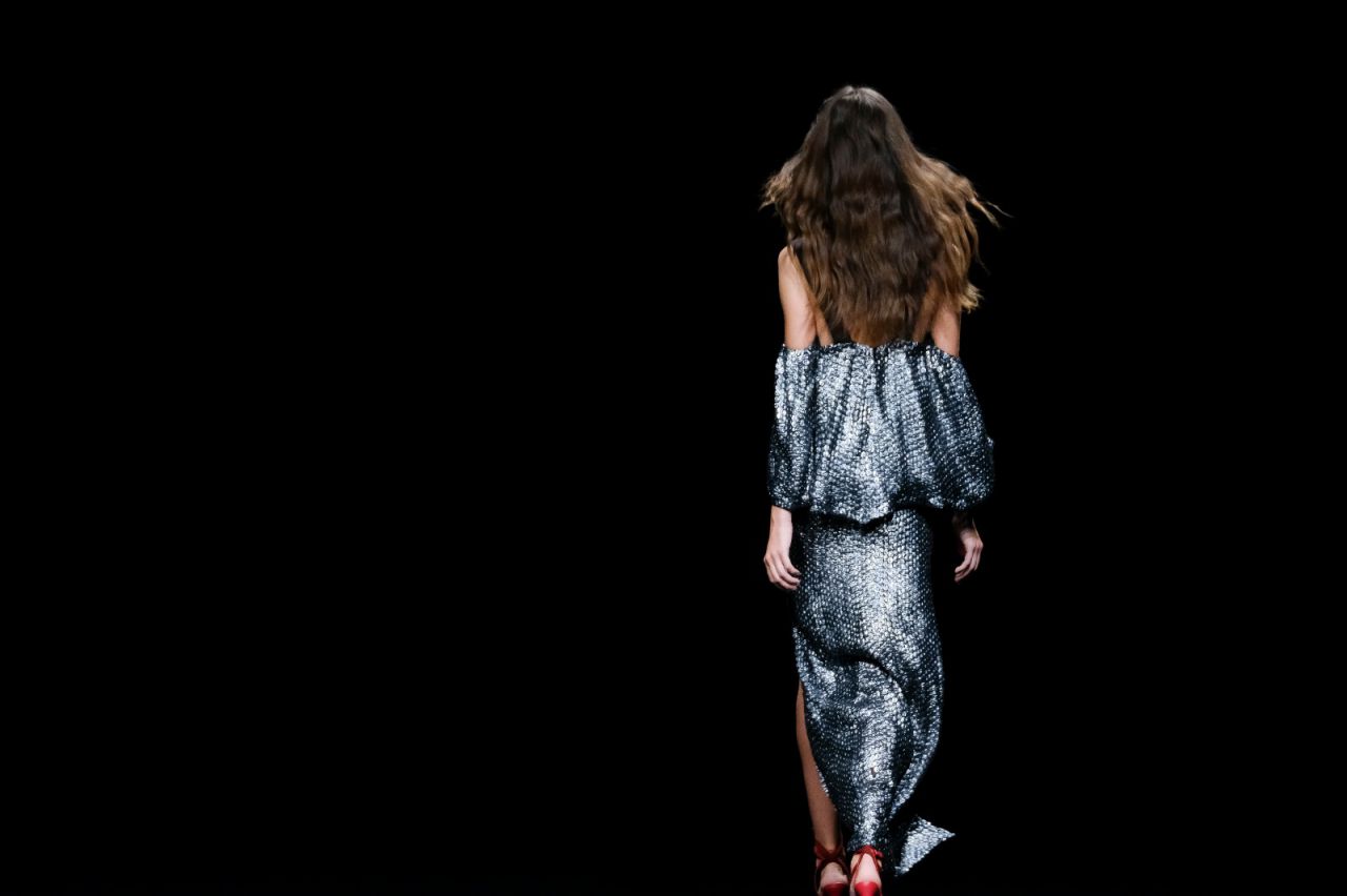 Mangas infinitas, pliegues marcados, seda moaré y pedrería han sido los protagonistas sobre la pasarela.