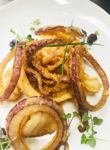 Rabas de calamar con aros de cebolla morada a la andaluza