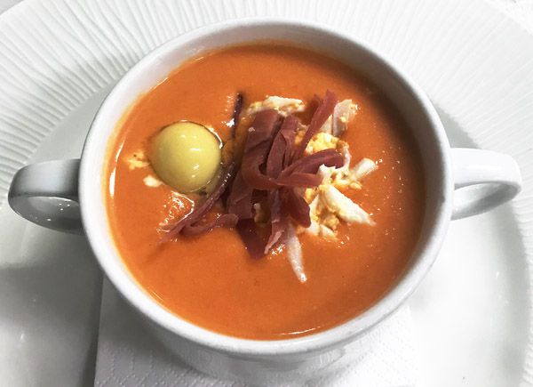 Salmorejo cordobés con virutas de jamón ibérico