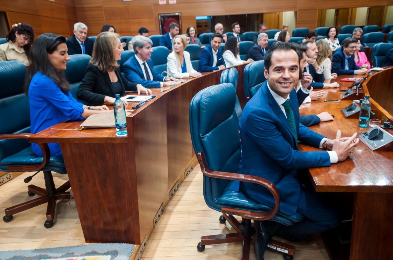 Los representantes de Ciudadanos y Vox se sientan en filas contiguas en el parlamento madrileño