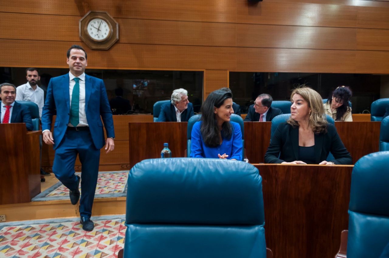Ignacio Aguado ha llegado cuando los diputados de Vox ya estaban sentados en sus escaños