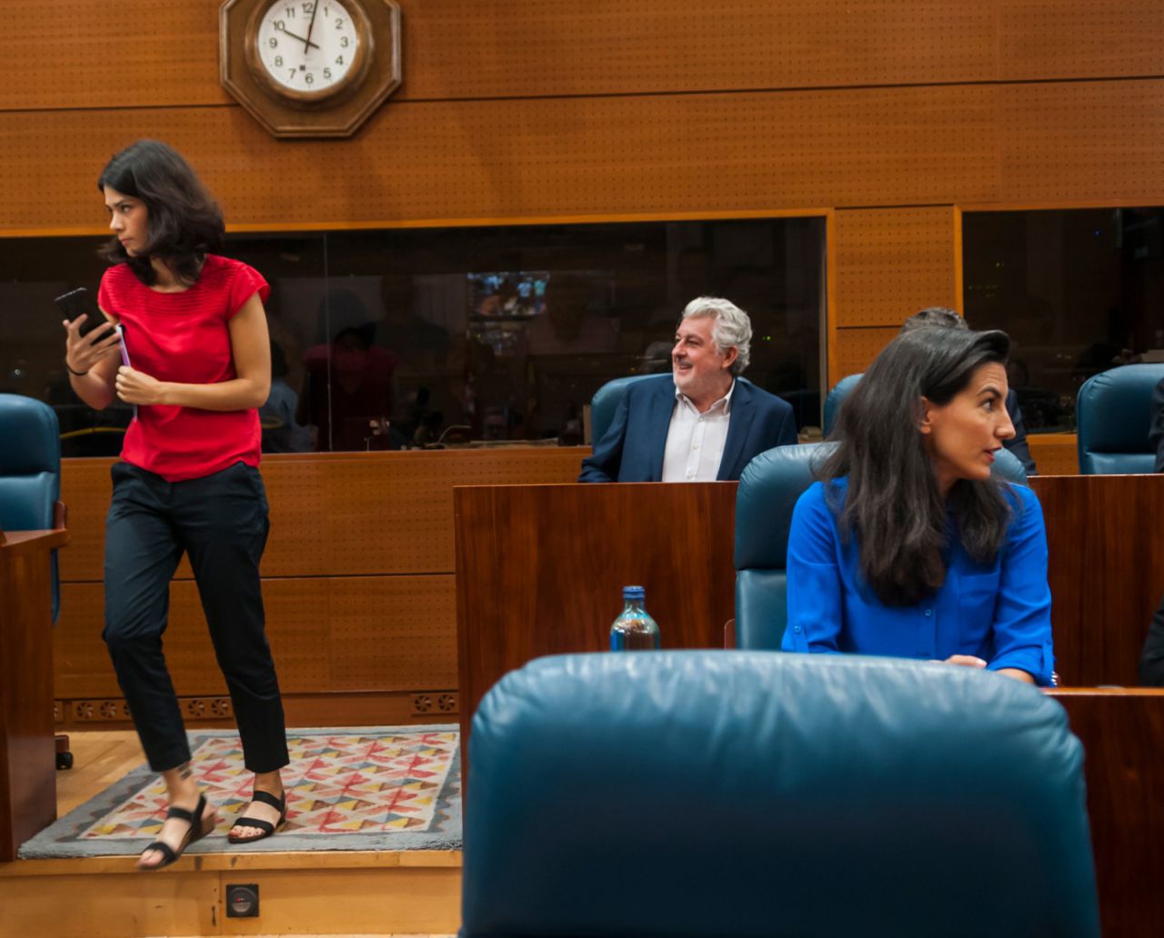 Los dos extremos ideológicos de la Asamblea, el Podemos de Isa Serra y el Vox de Monasterio. 