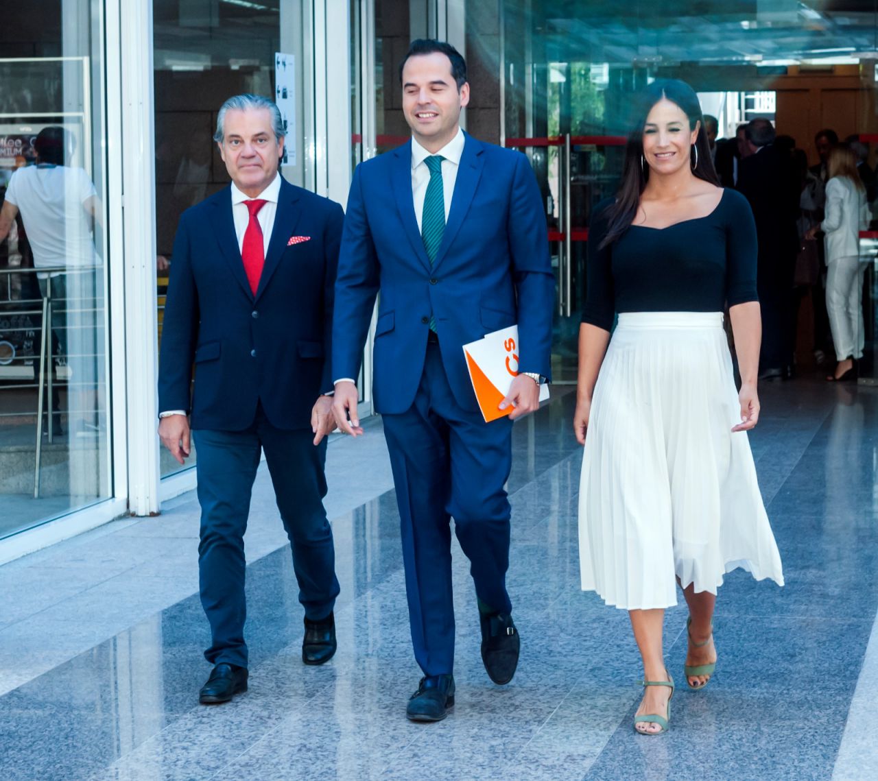 La vicealcaldesa de Madrid, Begoña Villacís, ha acompañado a Aguado en el Pleno. 