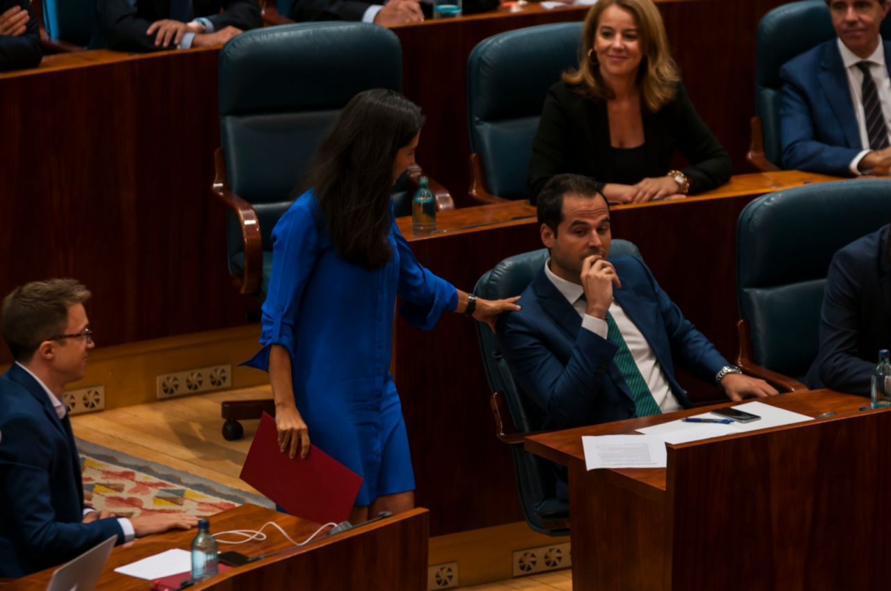 Monasterio ha saludado a Aguado. 