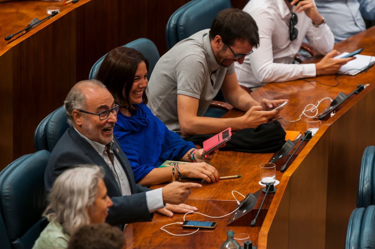 Siguiendo el Pleno desde la pantalla del móvil. 