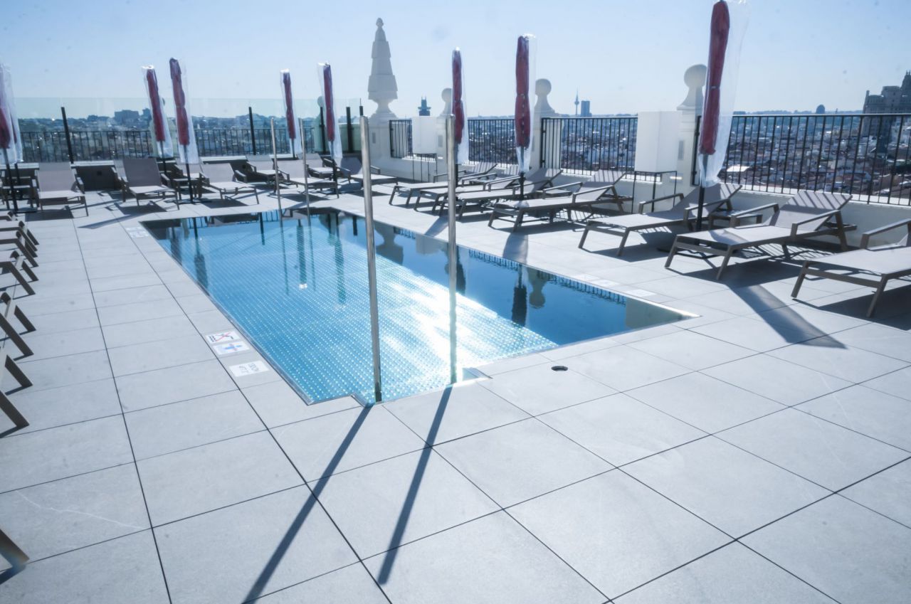La piscina, en la azotea del hotel.