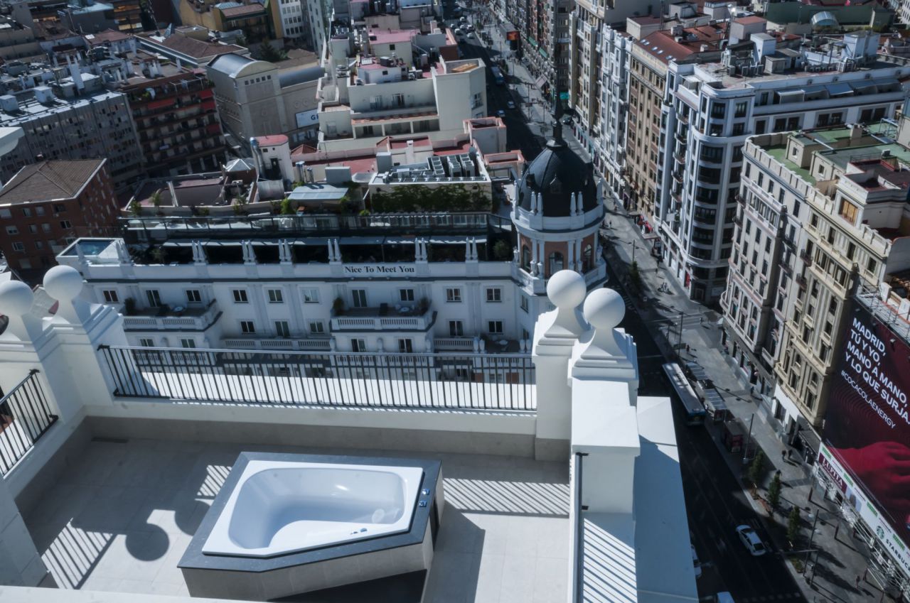 El jacuzzi de la suite permite disfrutar de un baño con el paisaje de la ciudad de fondo.