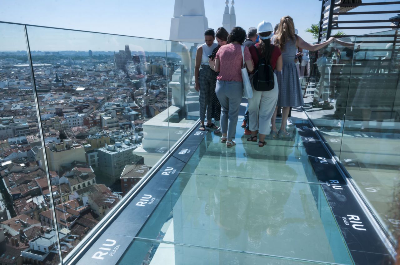 La pasarela que une las terrazas permite disfrutar de las vistas de Madrid.