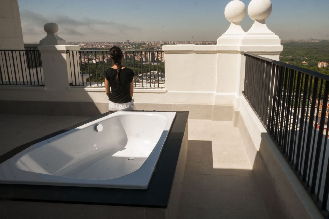 Un jacuzzi es la estrella de una de las suites del Hotel Riu Plaza de España.