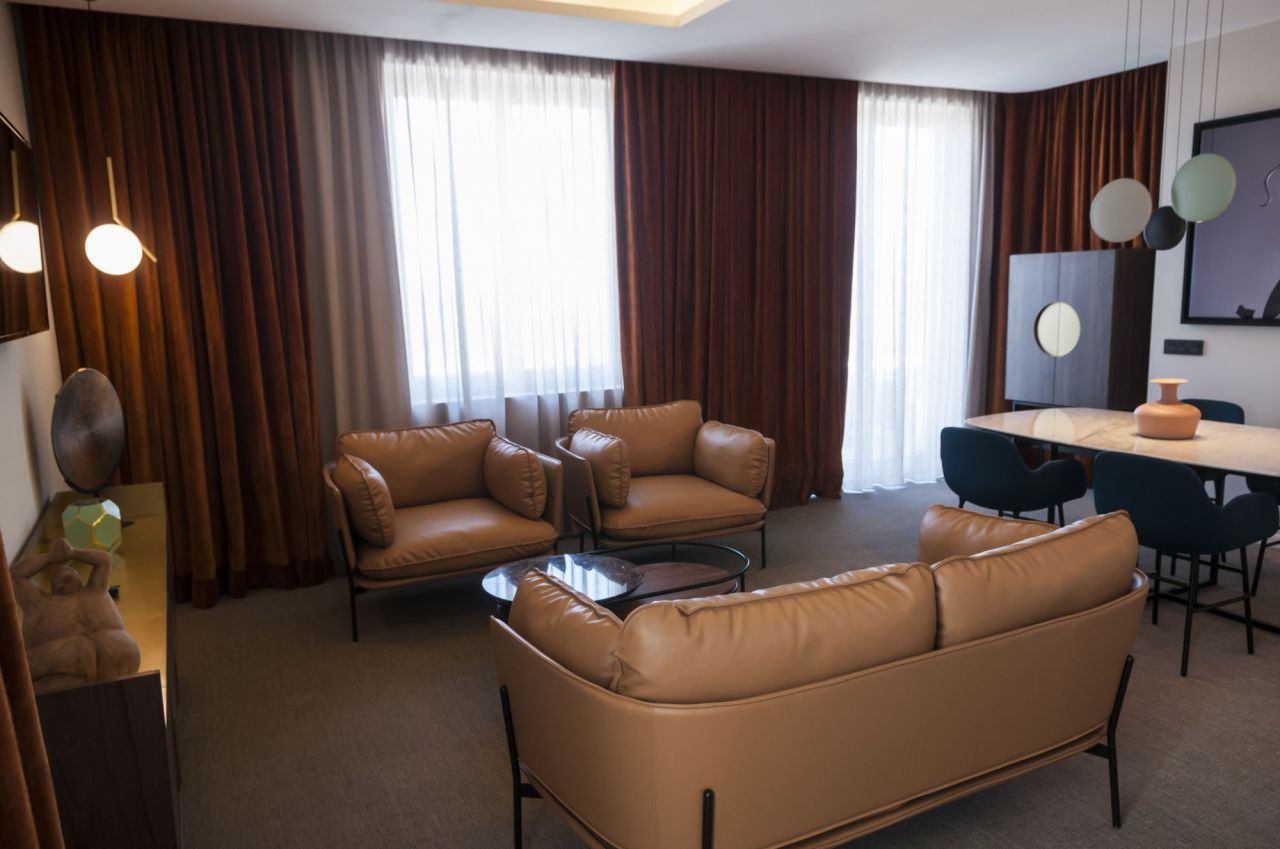 Imágenes de una de las suites del Hotel Riu Plaza de España.