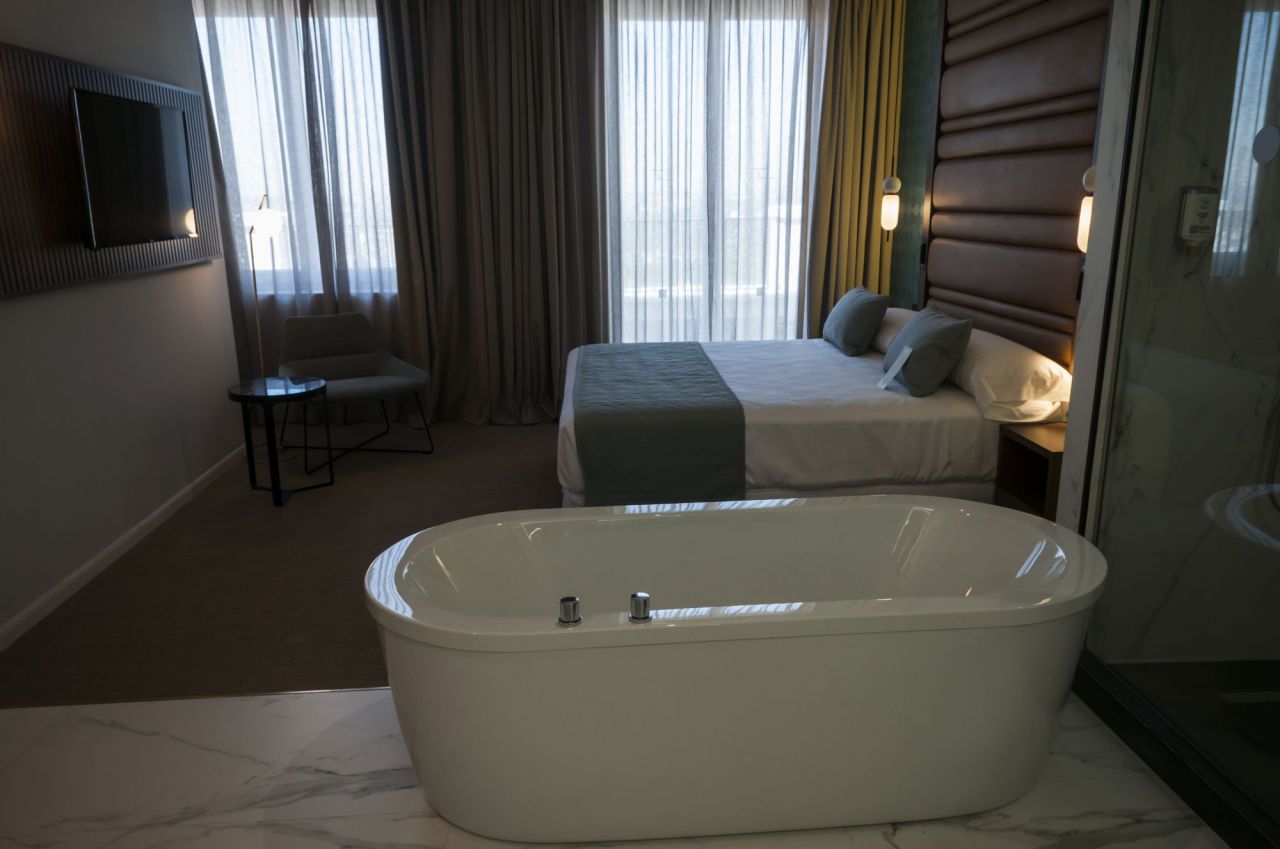 Imágenes de una de las suites del Hotel Riu Plaza de España.