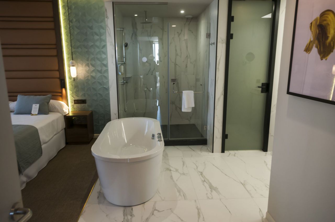 Imágenes de una de las suites del Hotel Riu Plaza de España.