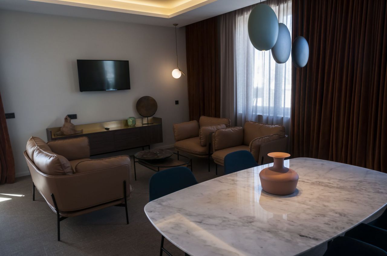Imágenes de una de las suites del Hotel Riu Plaza de España.