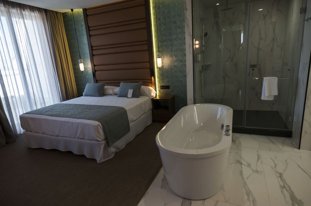 Imágenes de una de las suites del Hotel Riu Plaza de España.