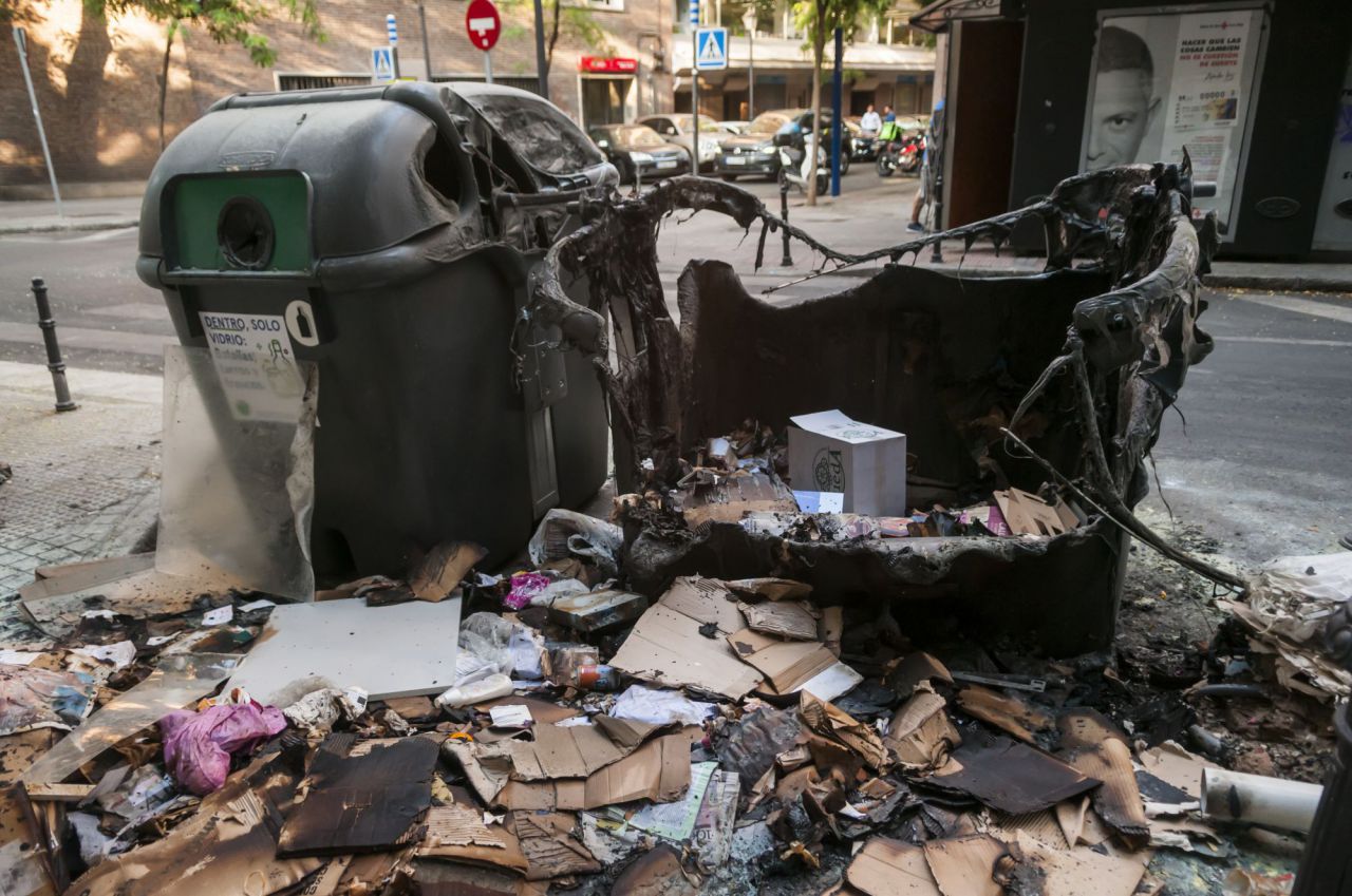 Smith y otras dos personas consiguieron sofocar las llamas con varios extintores antes de que el fuego se extendiera a un coche que estaba aparcado cerca.
