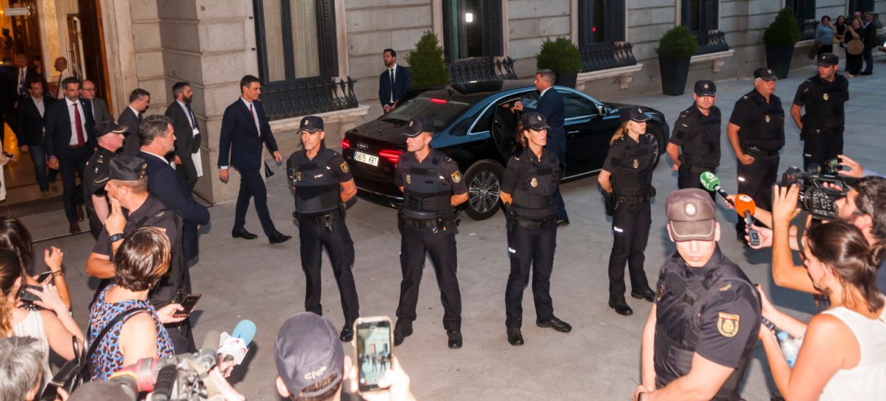 Salida del presidente en funciones, Pedro Sánchez, del Congreso de los Diputados. 