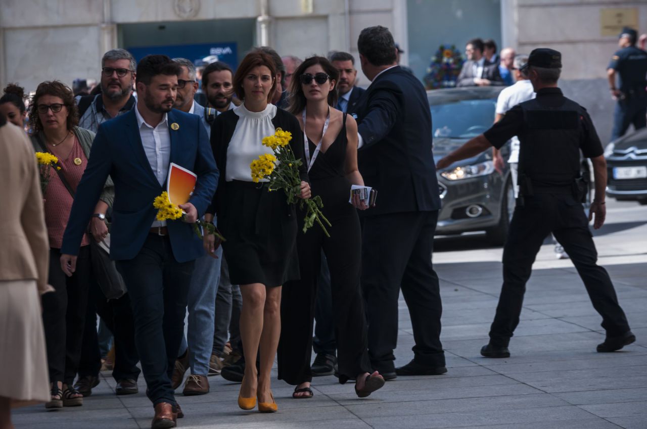 Los diputados de ERC han entrado con flores amarillas. 