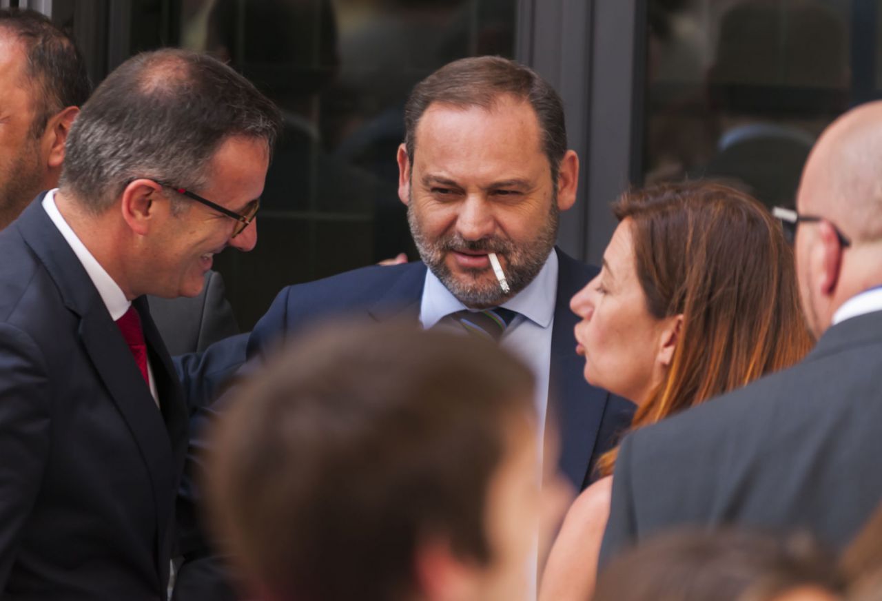 José Luis Ábalos, ministro de Fomento en funciones, a la puerta del Hemiciclo. 