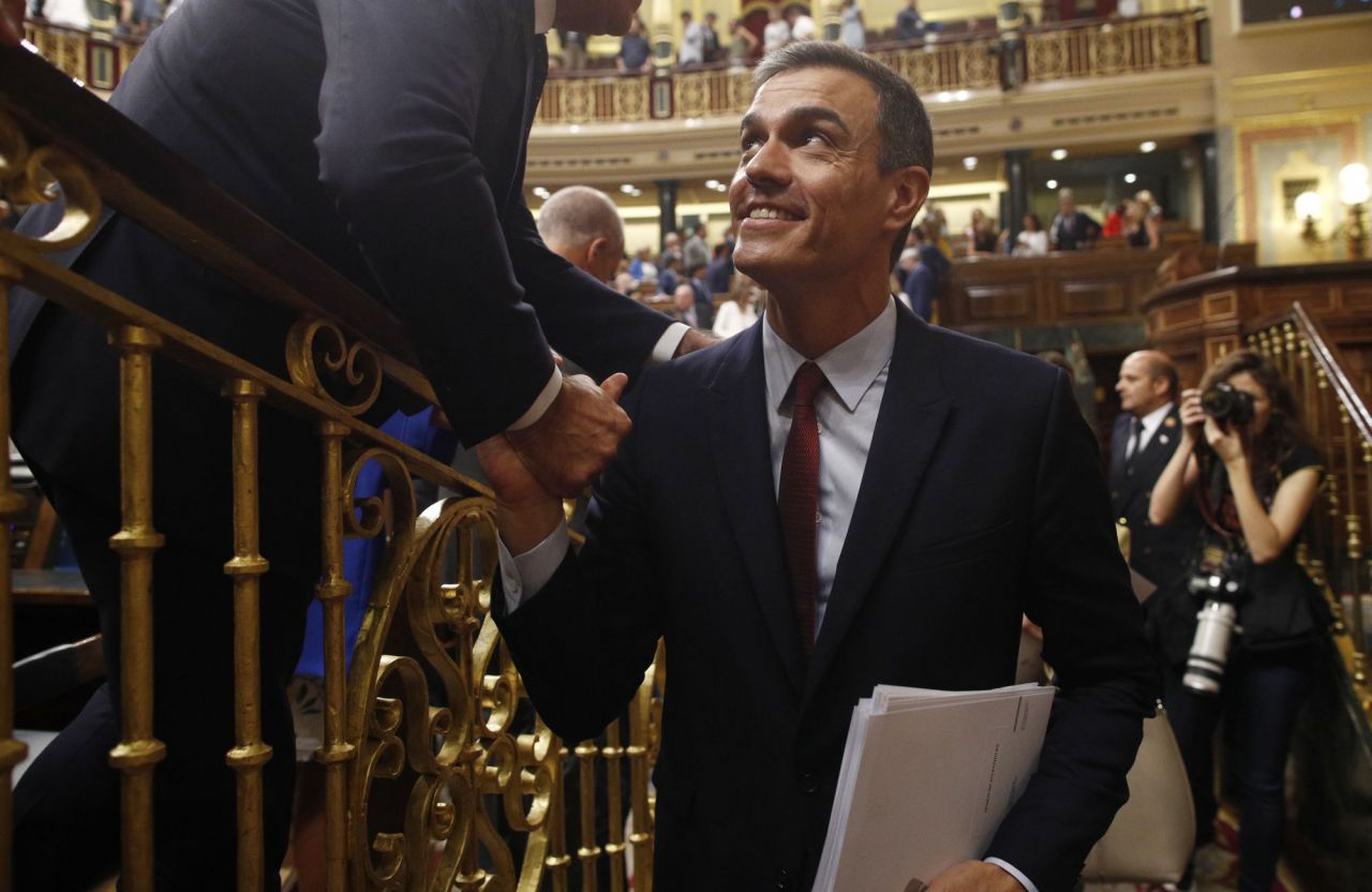 El presidente del Gobierno en funciones y candidato socialista a la reelección, Pedro Sánchez, estrecha las manos de diputados socialistas tras su intervención.