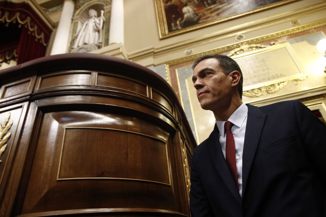 Pedro Sánchez sube a la tribuna para iniciar su discurso