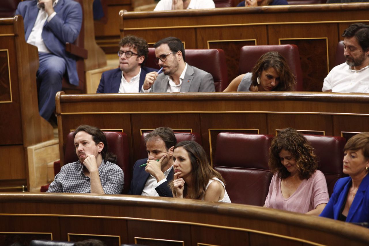 Gesto serio en la bancada de Podemos