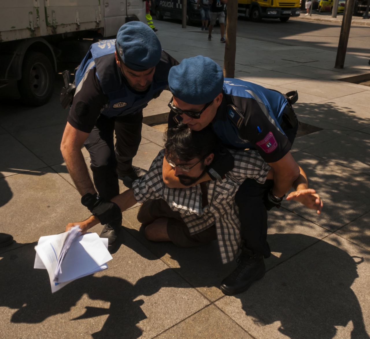 El portavoz del grupo de 'sintecho', Miguel, ha sido reducido por la Policía tras intentar que no se llevaran su tienda.