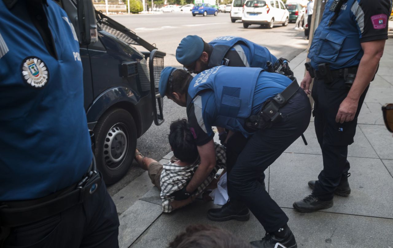 Los congregados han increpado a la Policía durante la detención. 