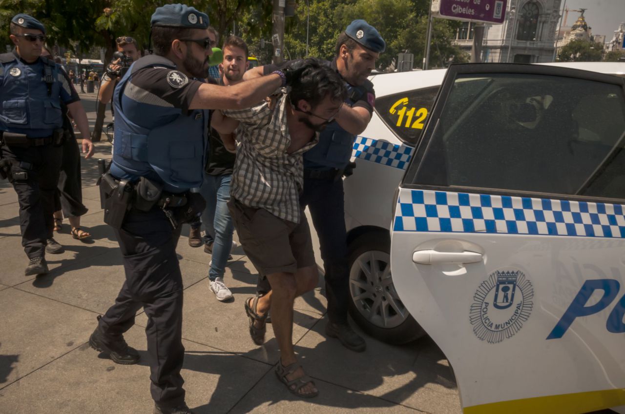 El portavoz ha sido ha sido introducido en un coche policial. 