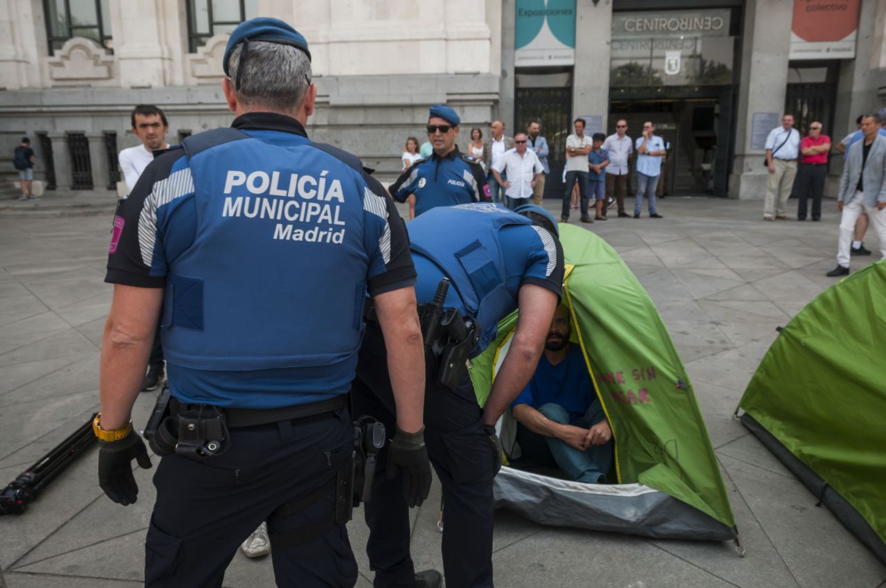 Los municipales han pasado tienda por tienda pidiendo el desalojo.