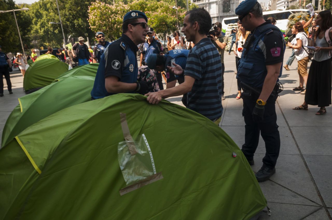 La policía ha empezado a retirar las tiendas. 