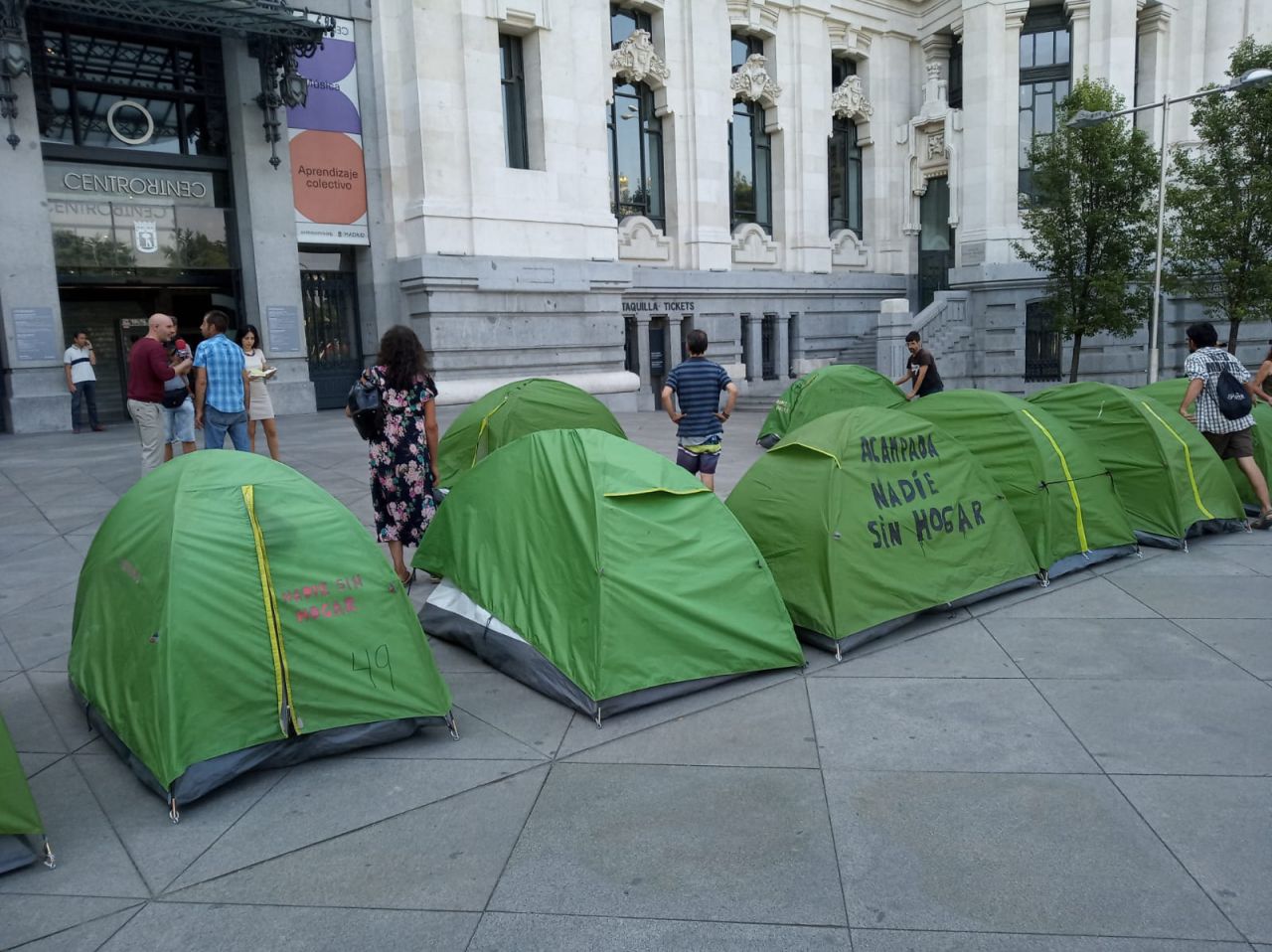 Las doce tiendas plantadas frente al Ayuntamiento.