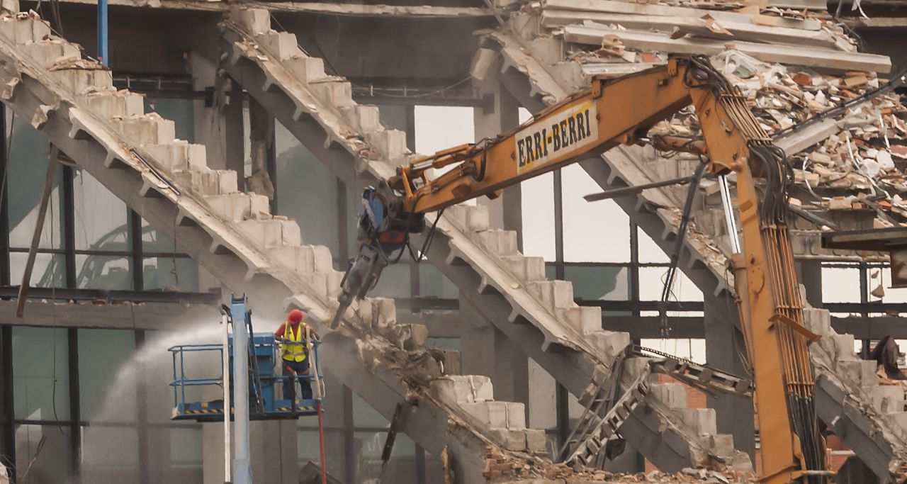 Una máquina trabaja en la demolición de una de las gradas del estadio.