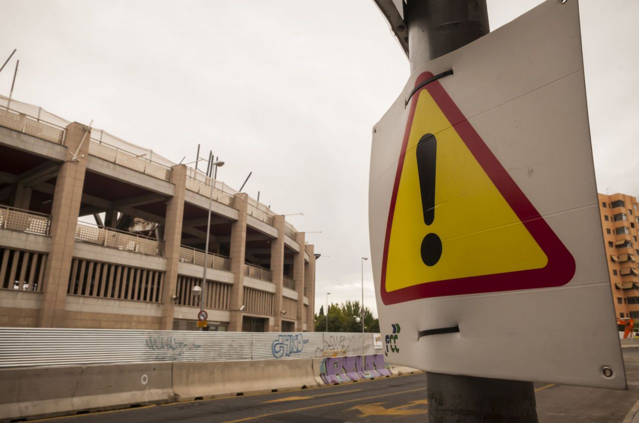 Cartel de aviso de obras frente al Calderón.