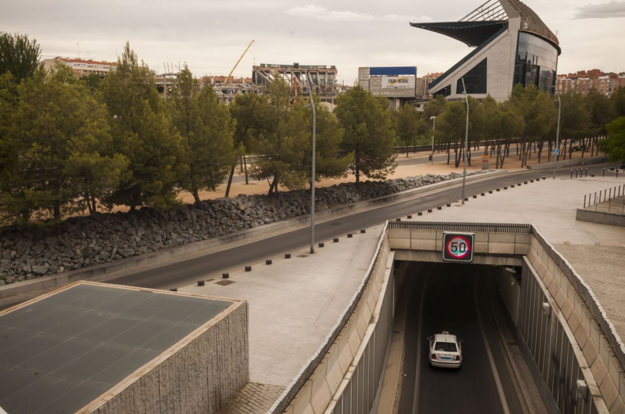 Túnel de entrada a la M-30 bajo el Calderón.