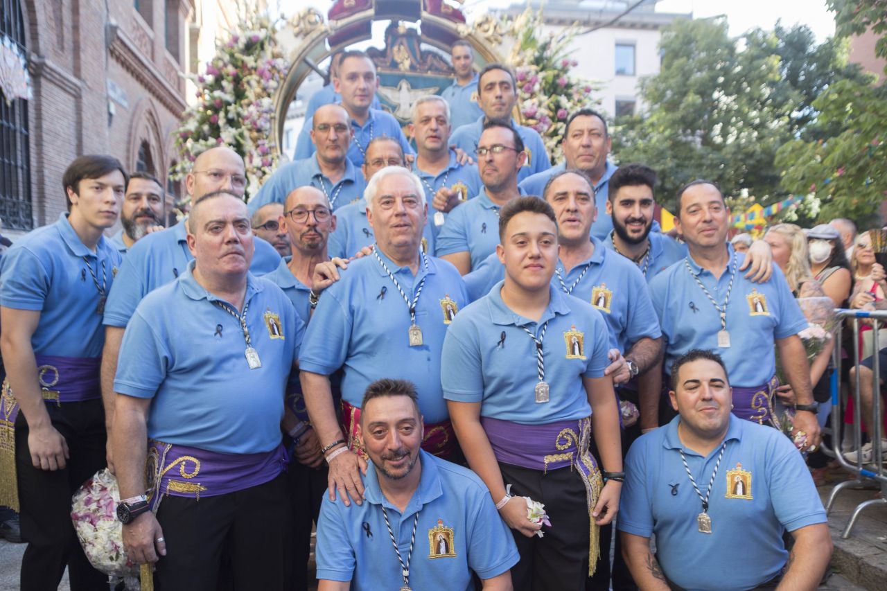Anderos de la procesión en honor a la Virgen de la Paloma.