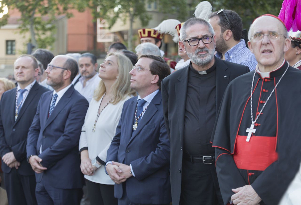 El alcalde de Madrid, José Luis Martínez-Almeida, acompañado por otras autoridades en la procesión de La Paloma.