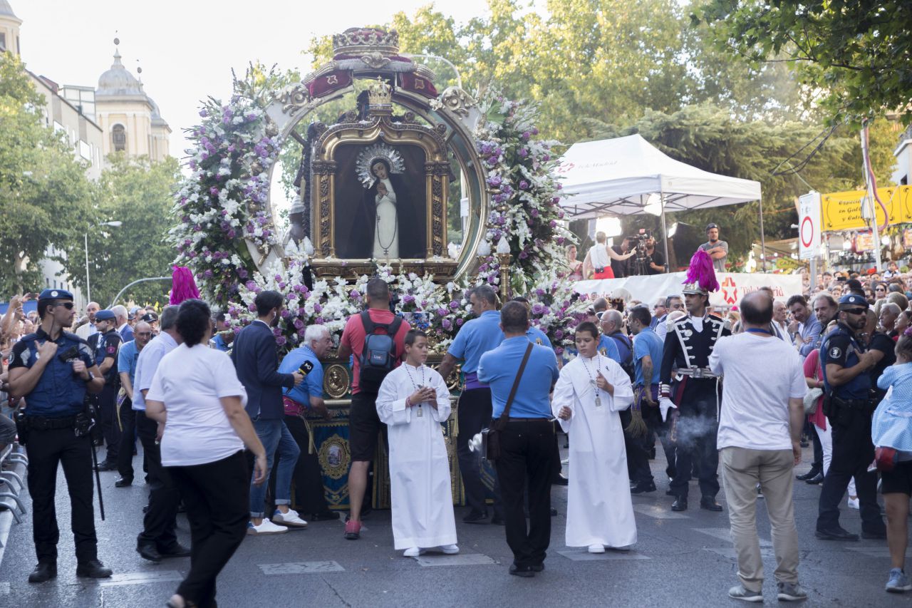 El cuadro de la Virgen de la Paloma presidió la procesión en su honor. 