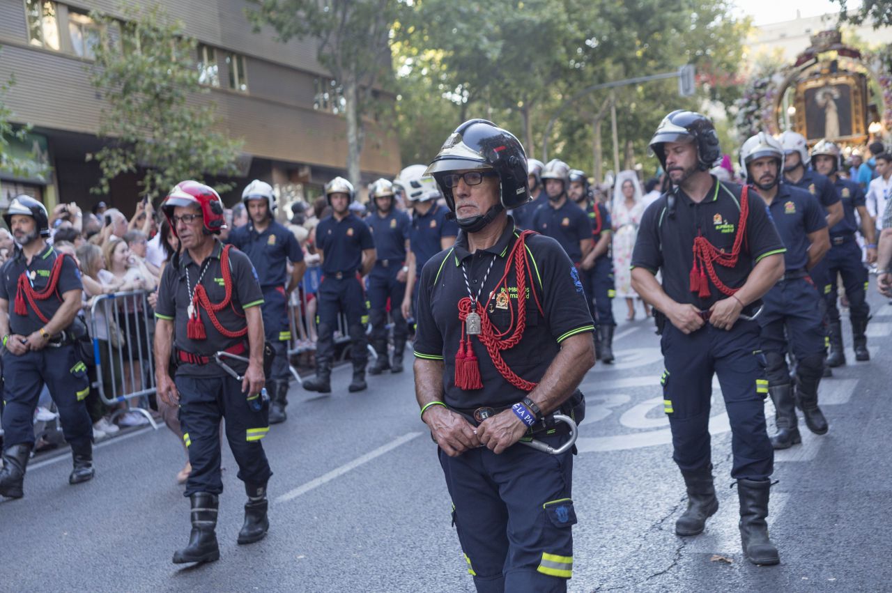 Los bomberos desfilaron en la procesión de La Paloma.