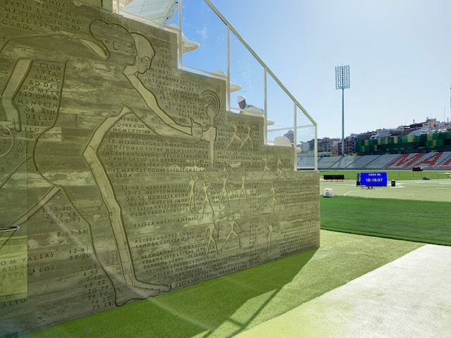Un mural de hormigó recoge los principales hitos históricos del antiguo estadio.