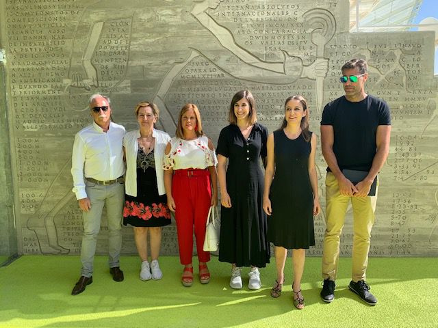Sofía Miranda y Andrea Levy (las dos de negro), han visitado el estadio junto a la directora general de Deportes, Alicia Martín y al presidente de la Real Federación Española de Atletismo, entre otros. 