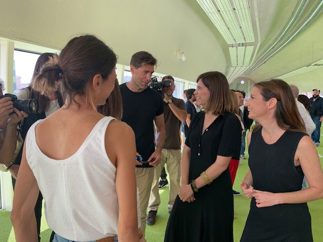 Atletas y miembros de la federación charlan con Sofía Miranda y Andrea Levy.