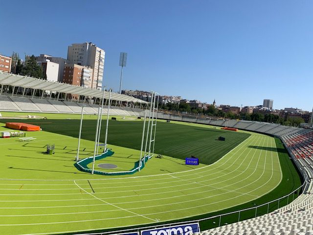 La pista, de 400 metros, se divide en ocho calles.